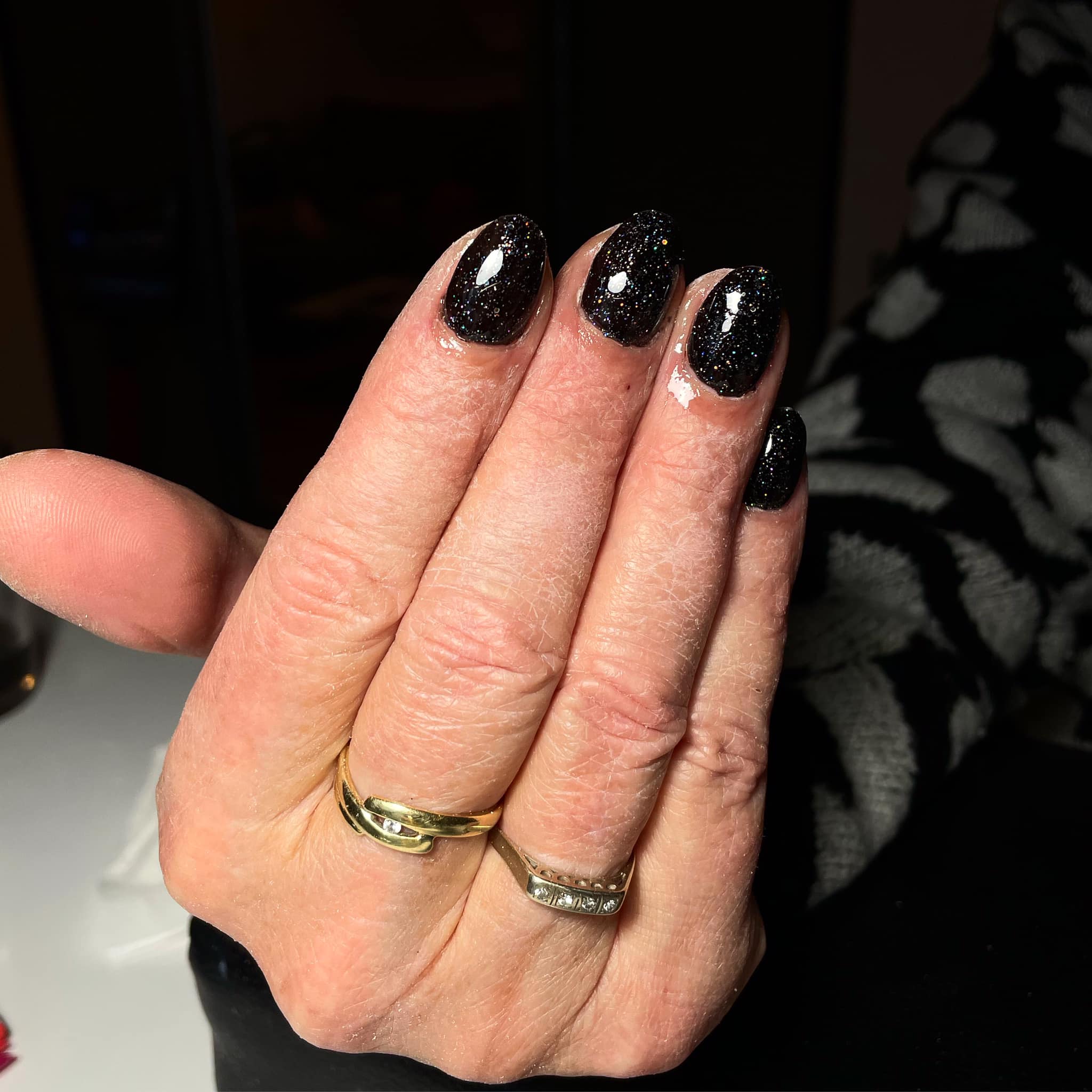 Korte zwarte glitternagels