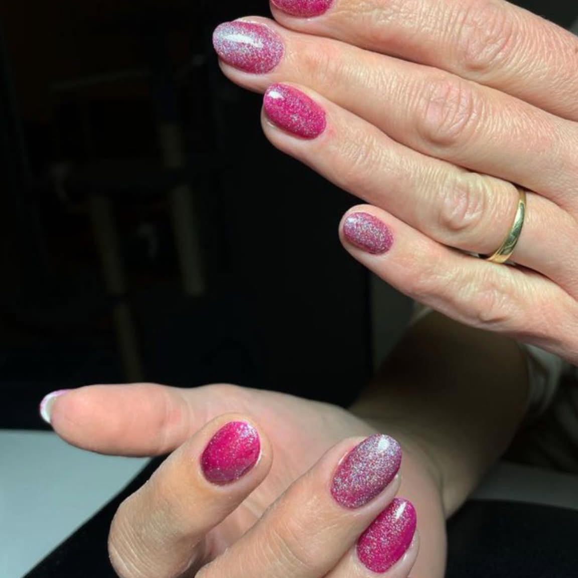 Magenta glitternagels met een zilveren glitternagel