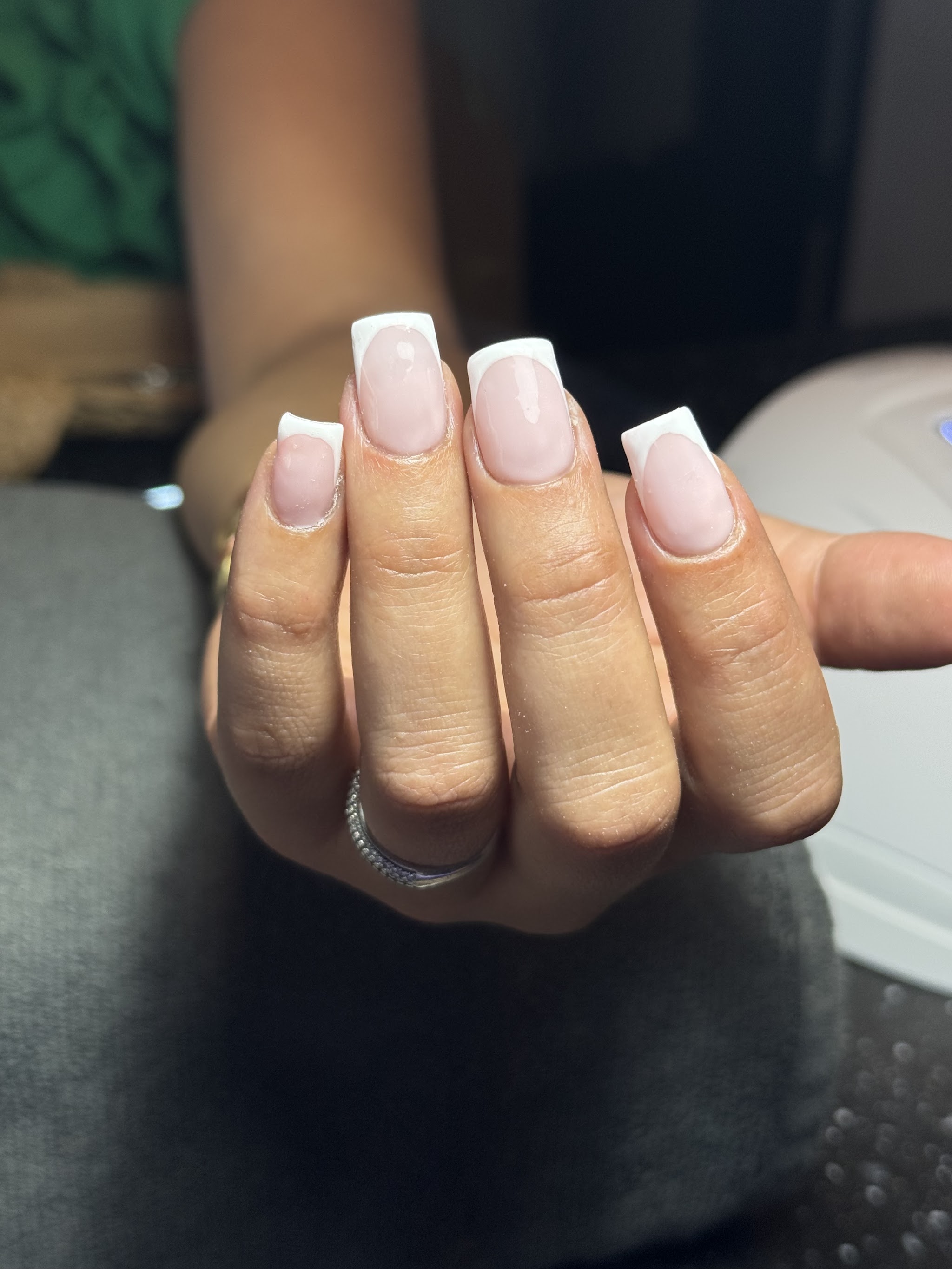 Korte vierkante nagels, zacht roze met witte french