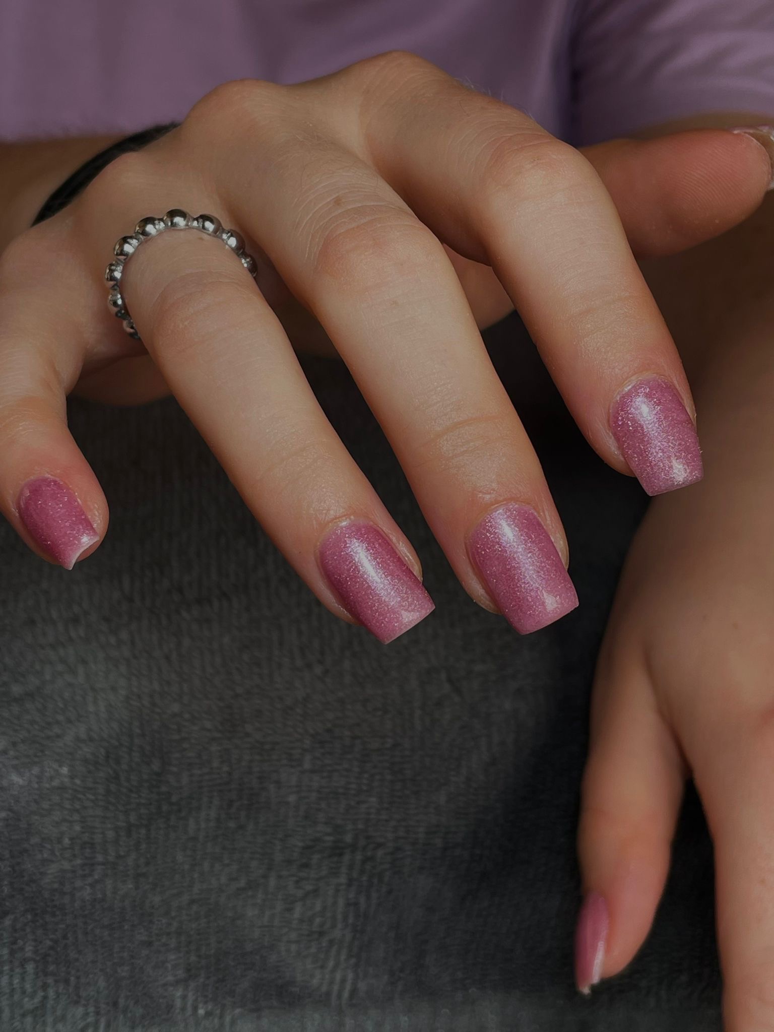 Vierkante nagels in roze glitter