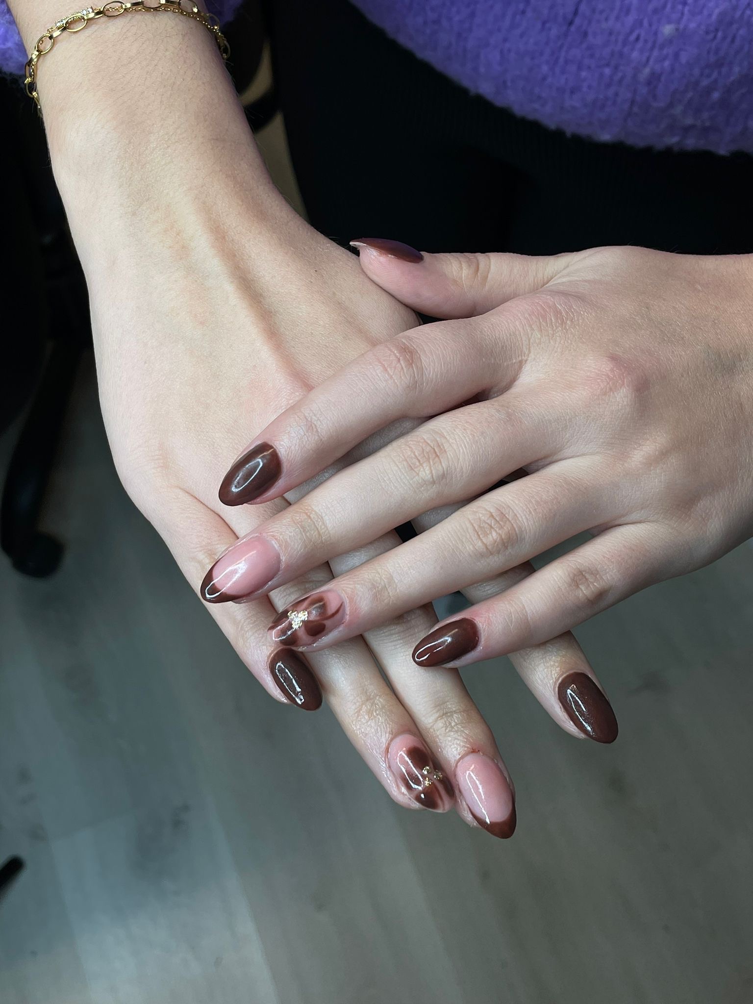 Amandelvormige nagels in chocoladebruin met nail art