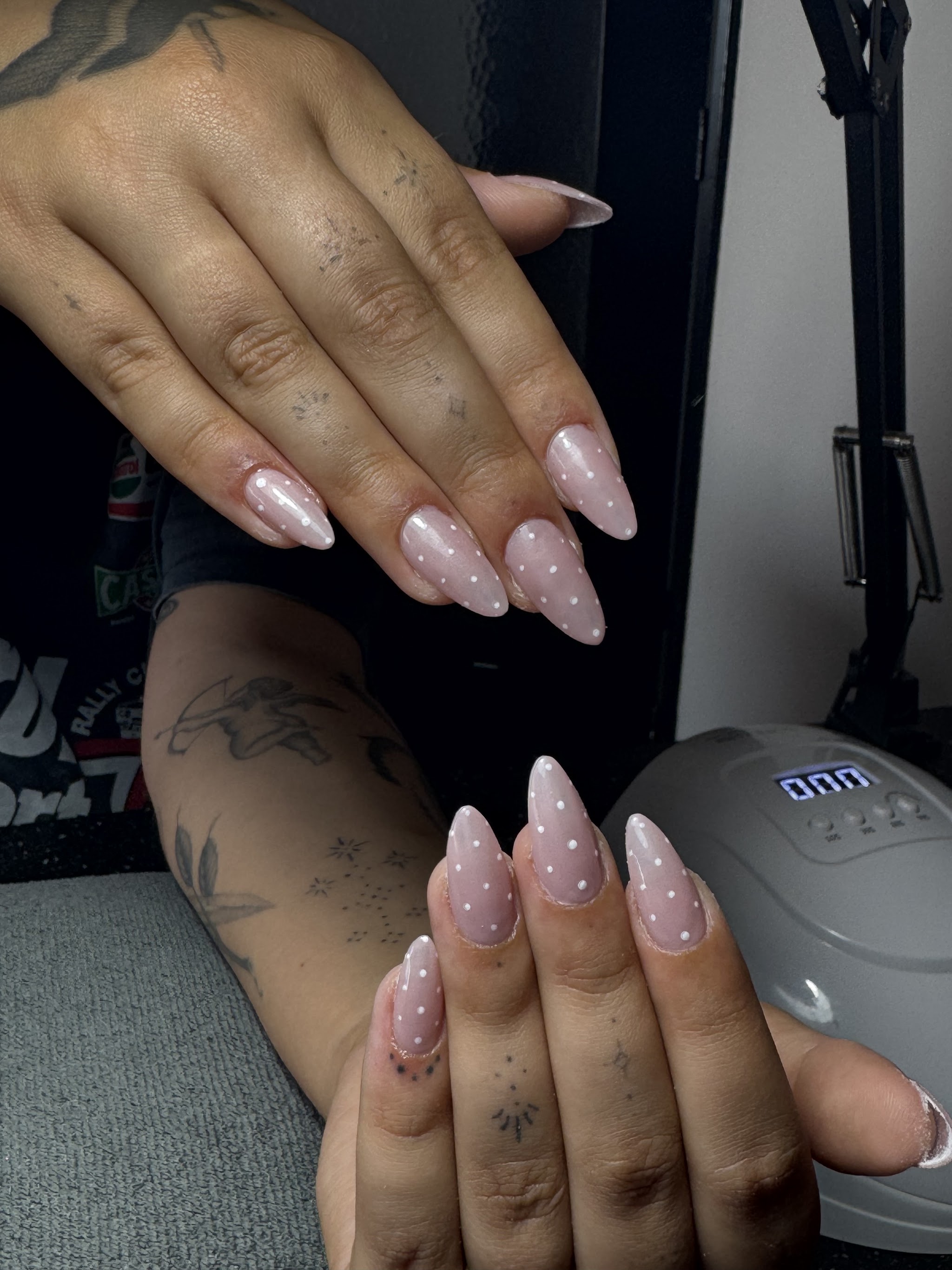 Amandelnagels in zacht roze met witte stipjes