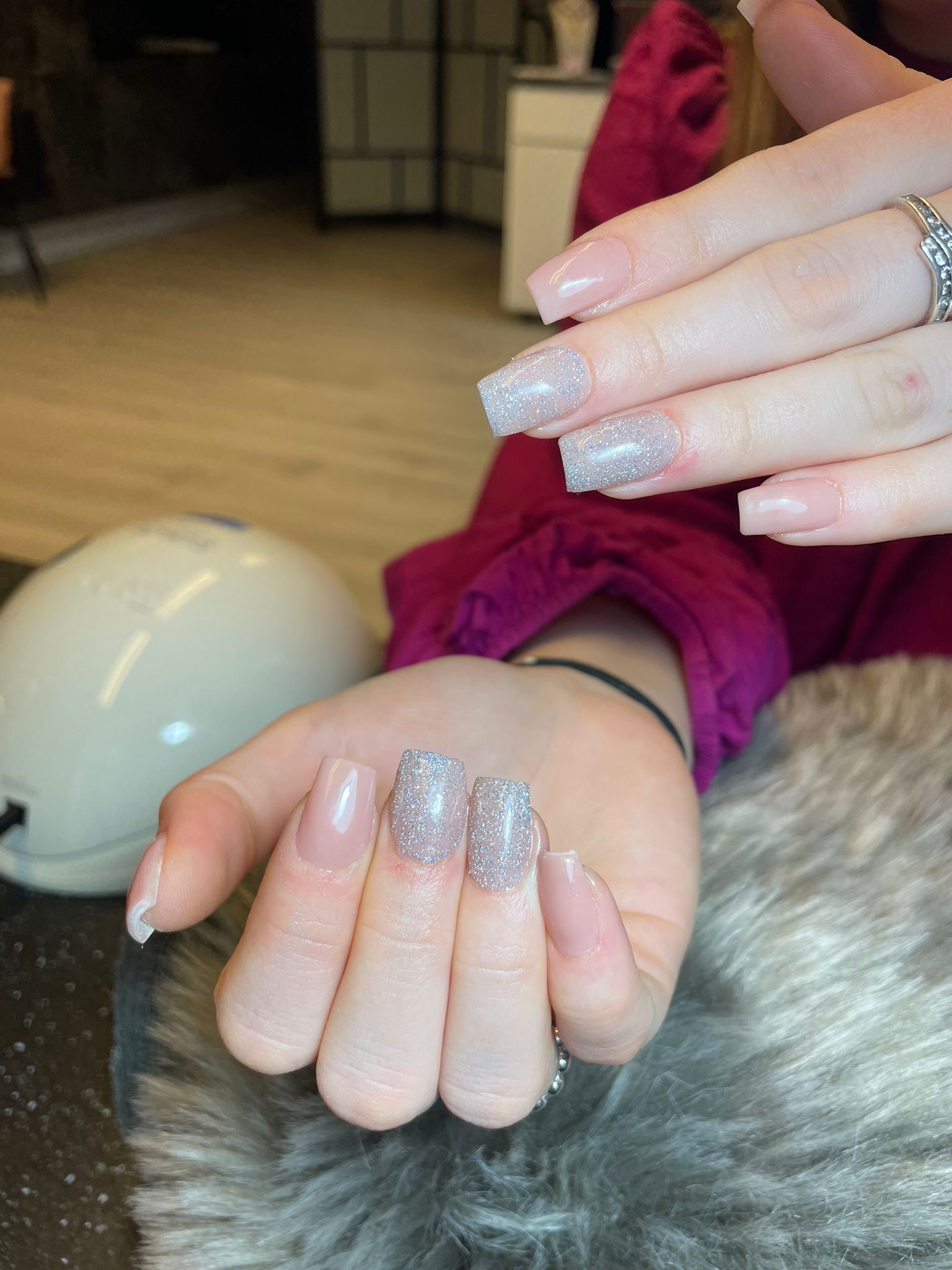Korte nude nagels met zilveren glitter