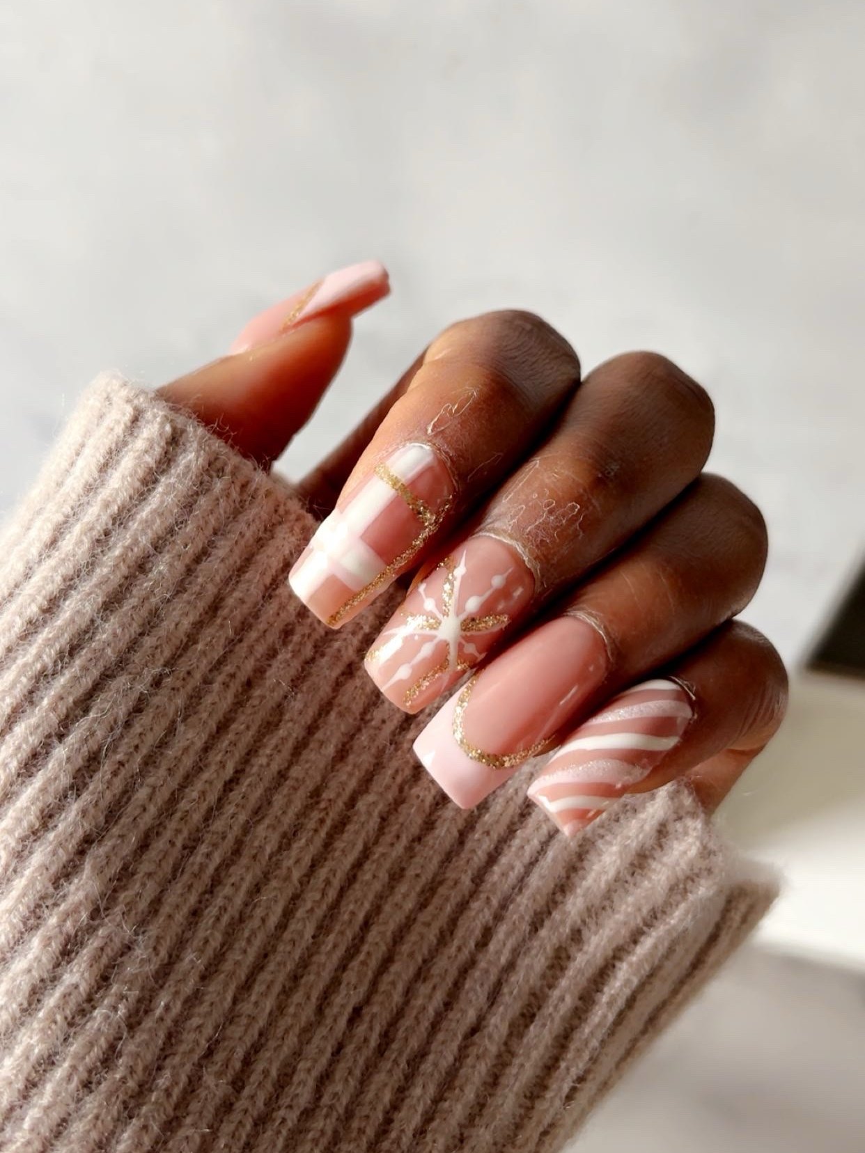 Nude amandelnagels met roze en witte swirls
